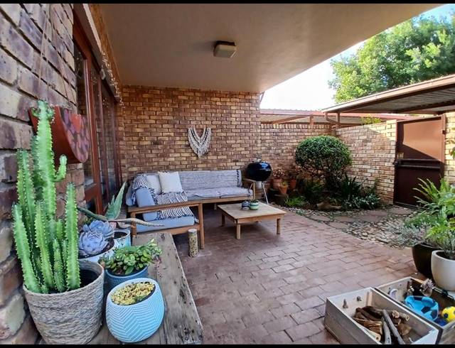 2 BEDROOM PROPERTY TO RENT IN BROMHOF EXT